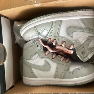 JORDAN 1 HIGH OG (TD)
SEAFOAM/WHITE-HEALING ORANGE
MOUSSE MER/ORANGE SAINE/BLANC